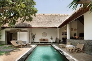 een zwembad in de achtertuin van een villa bij Indiana Kenanga Boutique Hotel & Spa in Nusa Lembongan