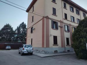 ein Auto, das auf einem Parkplatz neben einem Gebäude parkt in der Unterkunft VECCHIA FERROVIA Orvieto Apartment in Orvieto Scalo