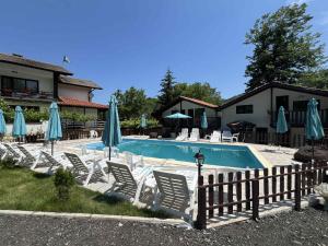 Bazén v ubytování Къща за Гости БАРБЕЛ nebo v jeho okolí