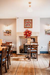 een eetkamer met open haard en houten vloeren bij The Railway in Skipton