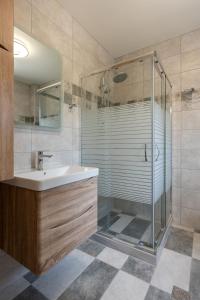 Phòng tắm tại Makis Dream Apartments - Antigoni +29 ảnh