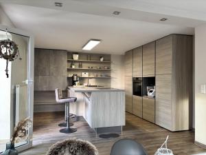 una cucina con bancone e bar di Ferienwohnung mit Terrasse und eigenem Garten in Ortsrandlage a Hartenfels Altre 8 foto