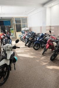 een rij motorfietsen geparkeerd in een kamer bij Tân Ty Mon Hotel in Ho Chi Minh-stad