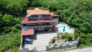 an aerial view of a house with a swimming pool at Conacul de la Dunăre, Eșelnița in Eşelniţa
