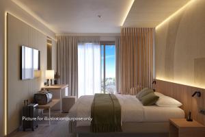 ein Hotelzimmer mit einem Bett und einem großen Fenster in der Unterkunft Hotel Garden Istra Plava Laguna in Umag + 25 Fotos