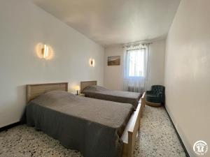 Postel nebo postele na pokoji v ubytování Les cigales