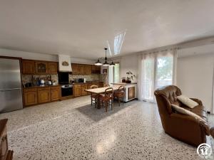 Kuchyň nebo kuchyňský kout v ubytování Les cigales + 3 fotografie