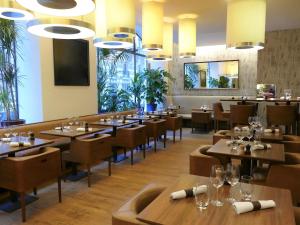 En restaurant eller et andet spisested på Sofitel Paris Arc De Triomphe