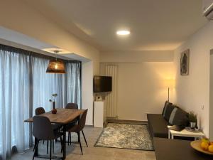 a living room with a table and a dining room at Ris studio dublu universitate, centrul vechi in Bucharest