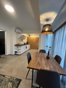 a dining room with a table and a kitchen at Ris studio dublu universitate, centrul vechi in Bucharest