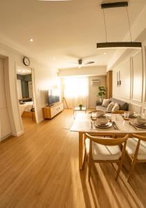 ein Wohnzimmer mit einem Tisch und einem Sofa in der Unterkunft The Cabin Tagaytay City by John Morales in Tagaytay