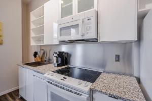 een keuken met een fornuis en een magnetron bij TWO CozySuites Sky Central Rooftop Pool #27 in Cincinnati +25 foto's