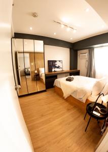 ein Schlafzimmer mit zwei Betten und einem Spiegel in der Unterkunft The Cabin Tagaytay City by John Morales in Tagaytay