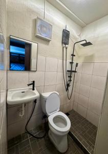 een badkamer met een toilet, een wastafel en een douche bij Montego Lakeview House with Taal View in Ulot +6 foto's