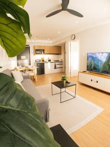 ein Wohnzimmer mit Sofa und Tisch in der Unterkunft The Cabin Tagaytay City by John Morales in Tagaytay