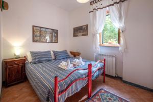 a bedroom with a bed with towels on it at le stanze della Terrazza sul Borgo in Castel del Piano
