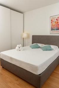 Giường trong phòng chung tại ArtStay - Luxury Apt 1 Gym and Pool +25 ảnh