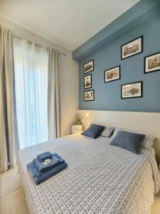 ein Schlafzimmer mit einem großen Bett mit blauen Wänden in der Unterkunft Bacio di Dama Lingotto in Turin