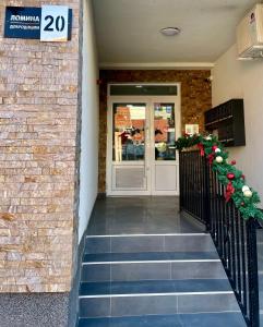 een voordeur van een winkel met kerstversiering bij Cetral032 in Čačak