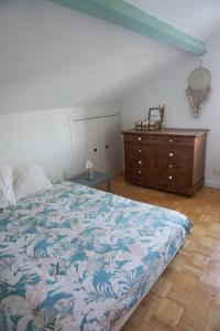 een slaapkamer met een bed en een ladekast erin bij Appartement confort tout équipé in Montrevel-en-Bresse