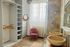 une salle de bain avec deux lavabos et une douche en verre dans l'établissement Hôtel Particulier - 5 minutes de Reims, à Reims 50 autres photos