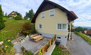 an aerial view of a house with a bench at Romy in Gundersdorf