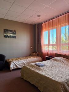 En eller flere senge i et værelse på Airport Szálló + 46 billeder