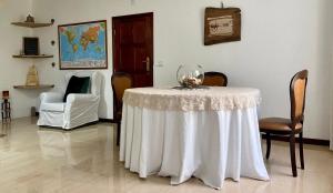 een tafel met een wijnglas erop in een kamer bij Casa de Azzancha in Azinhaga