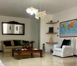 een woonkamer met een bank en een salontafel bij Casa de Azzancha in Azinhaga