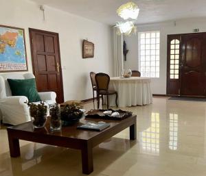 een woonkamer met een tafel in het midden van een kamer bij Casa de Azzancha in Azinhaga