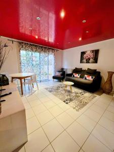 een woonkamer met een bank en een tafel bij Joli studio les pieds dans l eau avec place de Parking gratuite in Bandol