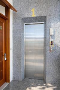 een metalen liftdeur met het nummer één erboven bij Tấn Đạt Hotel Quy Nhơn in Quy Nhon