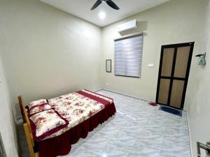 En eller flere senge i et værelse på Baba Homestay