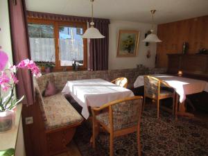 una sala da pranzo con un tavolo e un divano di Bergfried a Riezlern