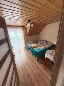 Postel nebo postele na pokoji v ubytování Domek u Janiny