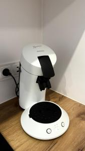 un frullatore bianco appoggiato su un bancone con un piano di lavoro di MICKIEWICZ HOUSE Apartamenty a Wadowice