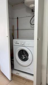 a washer and dryer in a small room at Estudio Minerva 502 in Benalmádena
