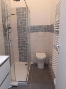 un bagno con wc e doccia in vetro di Casa Patavina a Padova