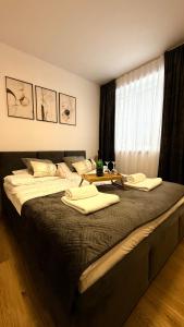 una camera da letto con un grande letto con un tavolo sopra di MICKIEWICZ HOUSE Apartamenty a Wadowice