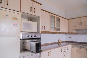 Kuchyň nebo kuchyňský kout v ubytování The Dragon's Lair