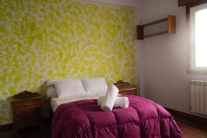 Postel nebo postele na pokoji v ubytování The Dragon's Lair