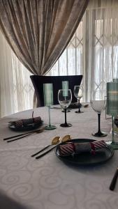 un tavolo con piatti e bicchieri su un tavolo di Sun city a Pinetown