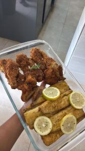 un contenitore di cibo con pollo e fette di limone di Sun city a Pinetown