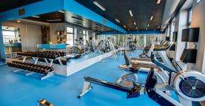 a gym with treadmills and cardio machines at Rekreačné domy Marina Cabin House in Bobrovník