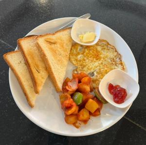 ein Frühstücksteller mit Eiern und Toast in der Unterkunft Suva Garden Hotel in Kathmandu