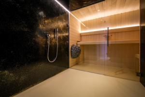 ein Badezimmer mit Dusche mit Glastür in der Unterkunft La Forge in Wanze + 15 Fotos