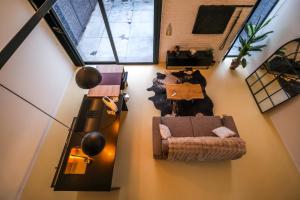 Draufsicht auf ein Wohnzimmer mit Sofa und Tisch in der Unterkunft La Forge in Wanze