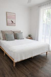 Giường trong phòng chung tại Peaceful Byron House, Walk to Beach, Starlink, Flexible Sleeping Arrangements