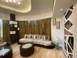 un soggiorno con un divano e un tavolo di Penthouse a Noida