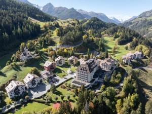 een luchtzicht op een herenhuis in de bergen bij Chasa Valbernard 4105 in Vulpera